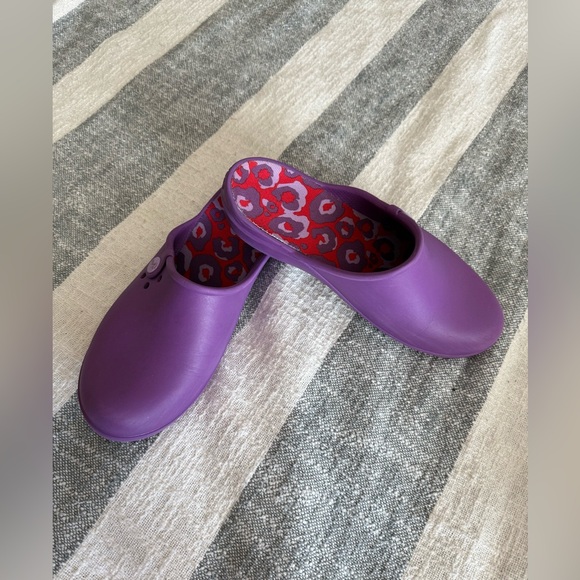 CROCS Shoes - Purple Crocs SZ 10 Slip on Clogs shoes Purple/Red Cheetah Print inside
